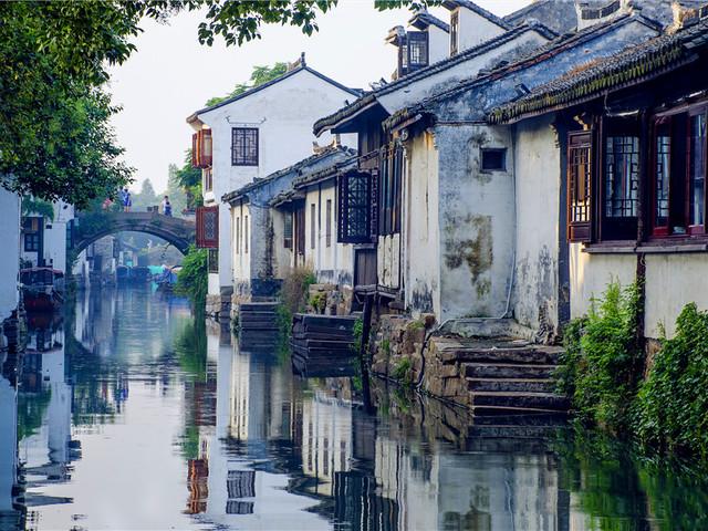 一个年轻女同事近距离微笑看着我好几秒,她这是为什么?仇恨?-专业问答网站